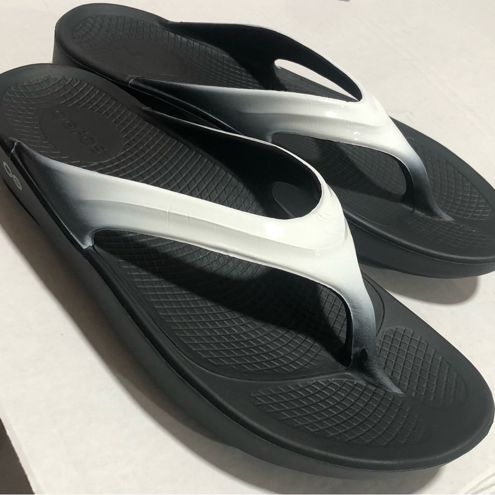 OOFOS Women's Black and White Foam Flip Flops Sandals